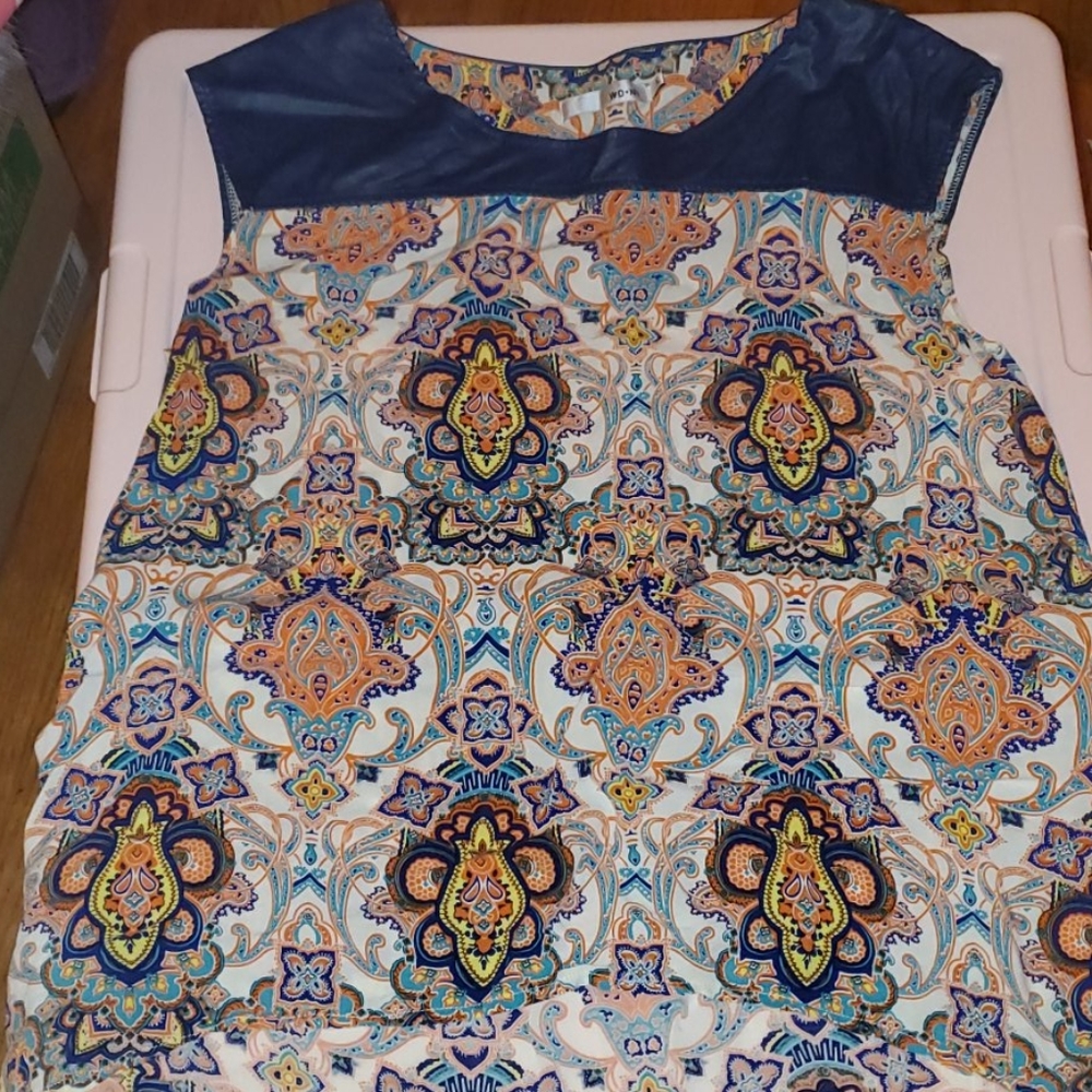 Sleeveless hi/lo shirt
